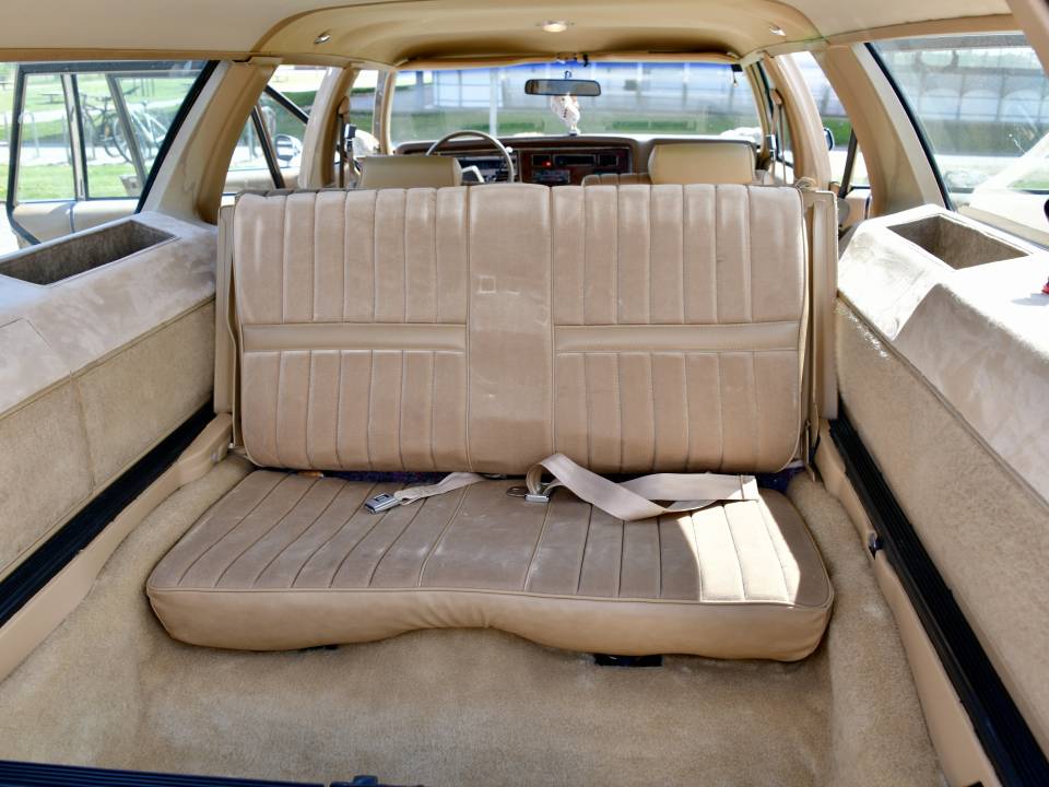 Image 21/45 of Oldsmobile Custom Cruiser (1985)