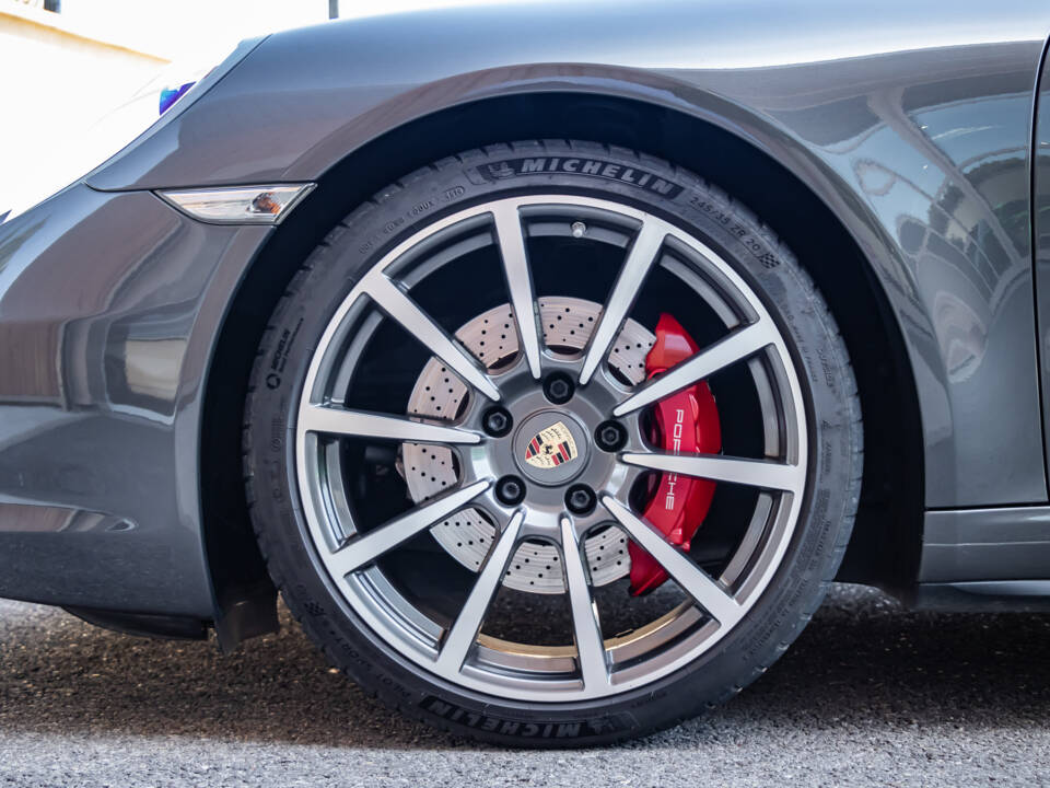 Image 16/50 of Porsche 911 Carrera 4S (2013)