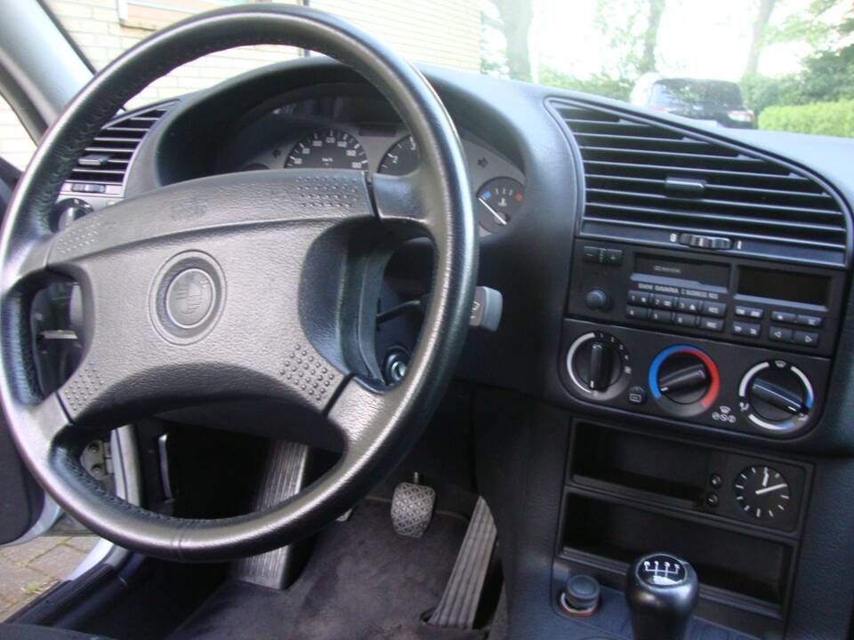 Afbeelding 25/39 van BMW 316i (1993)