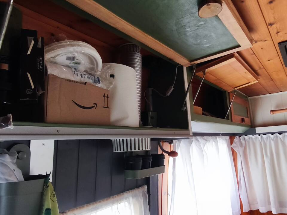 particolare degli ampi gavoni di stoccaggio