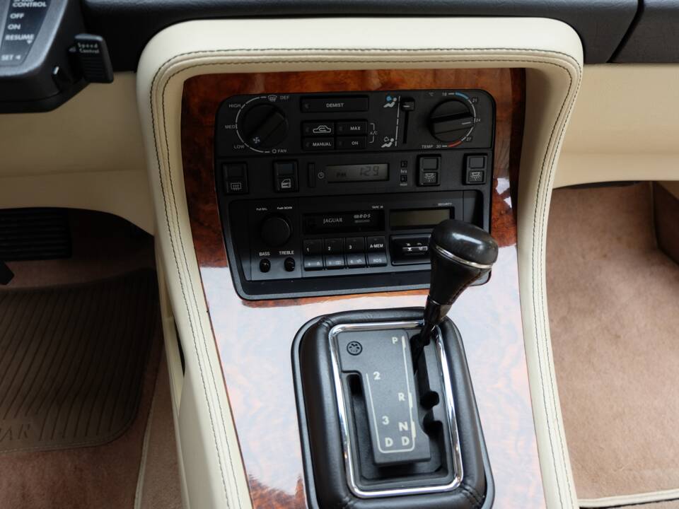 Image 37/77 de Jaguar XJ 40 (XJ-R) (1993)