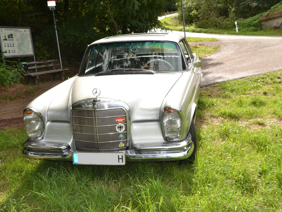 Image 2/18 of Mercedes-Benz 250 SE (1967)