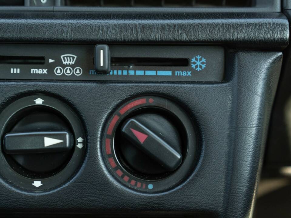 Bild 34/50 von Mercedes-Benz 190 E (1988)