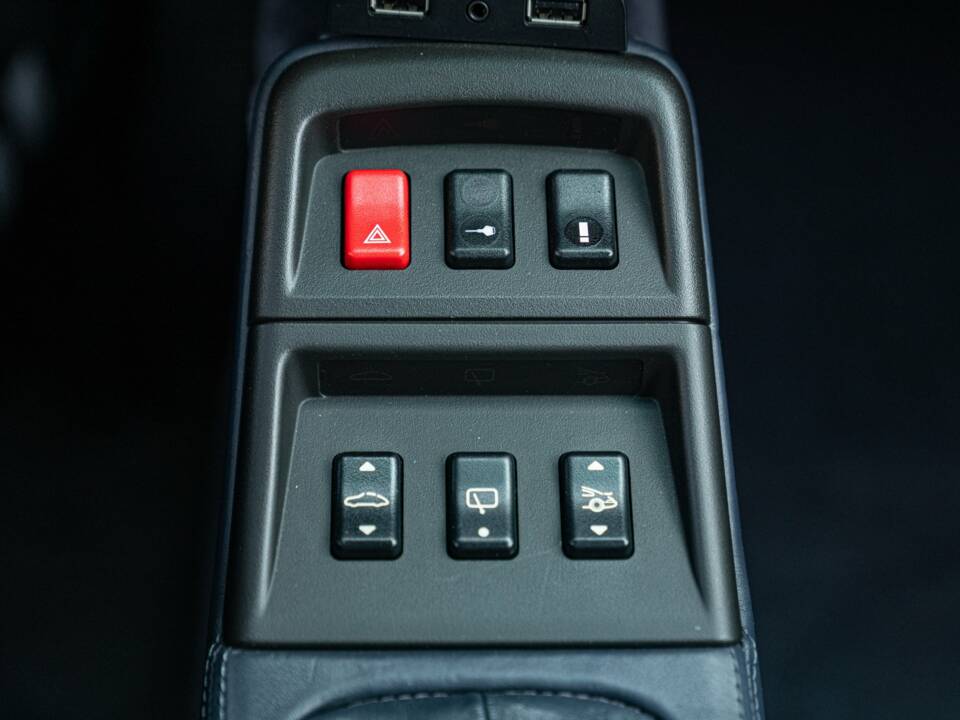 Immagine 44/50 di Porsche 911 Carrera 4S (1996)