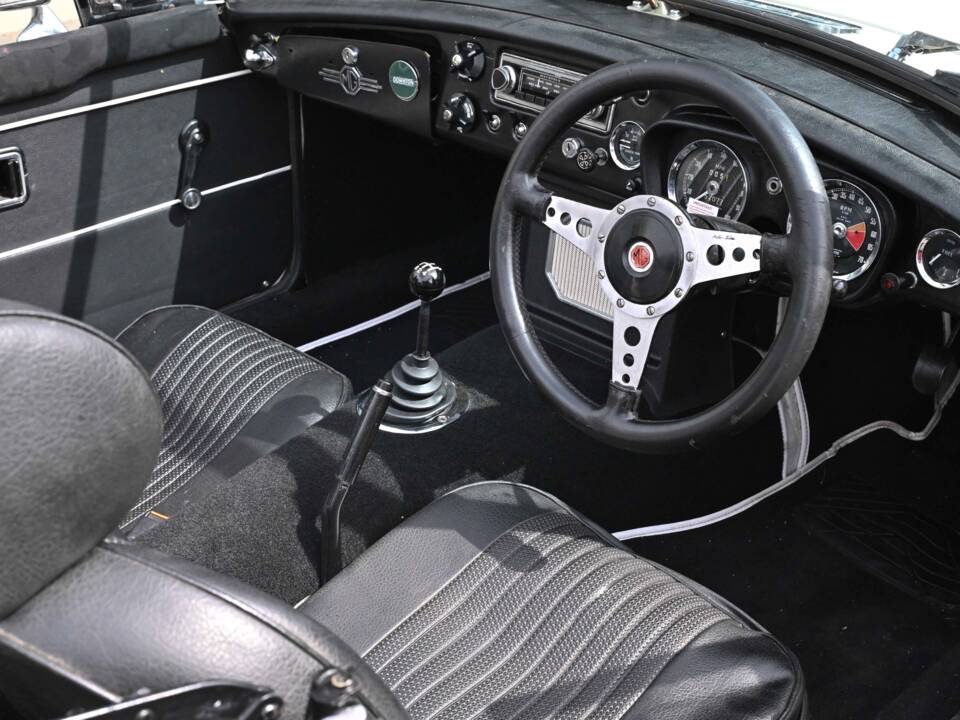 Image 4/50 of MG MGB (1972)