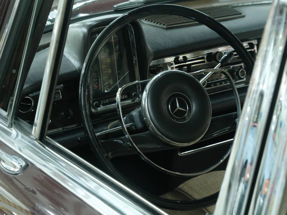 Image 36/50 of Mercedes-Benz 300 SE lang (1965)