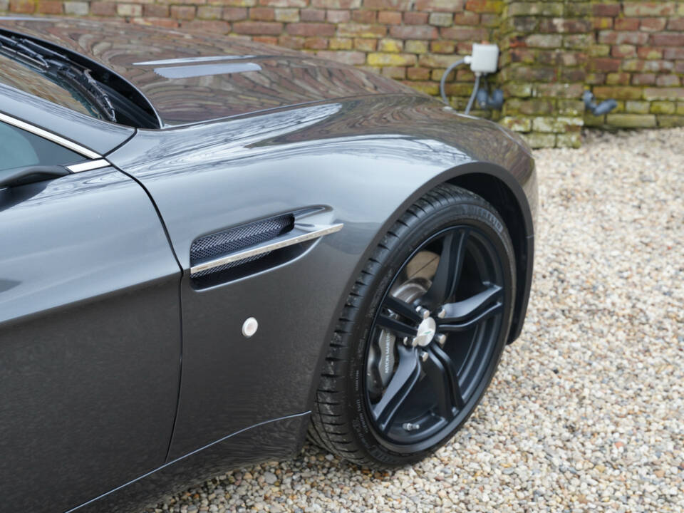 Immagine 17/50 di Aston Martin V8 Vantage (2008)