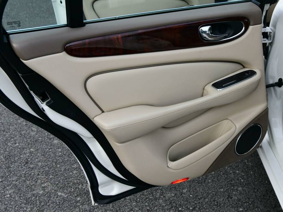 Image 36/50 of Jaguar XJ 8 4.2 (2008)
