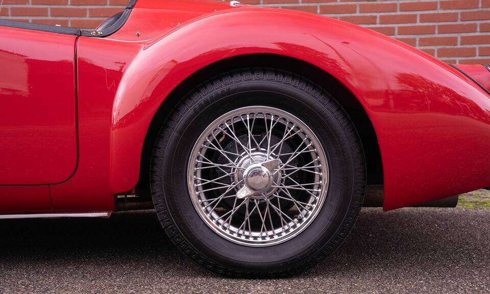 Image 6/8 of MG MGA 1500 (1956)