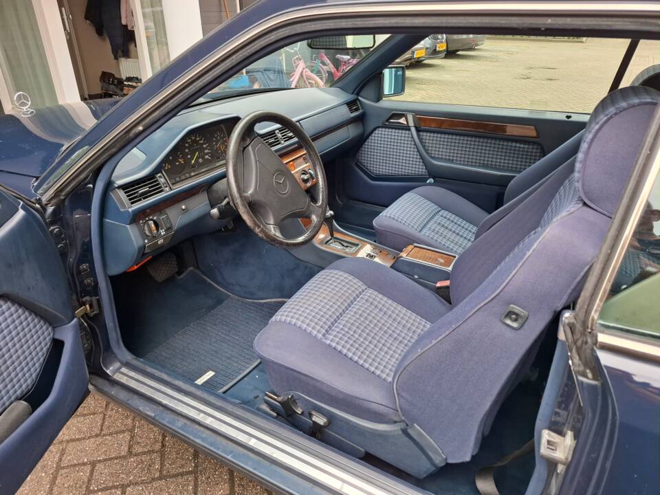 Immagine 10/14 di Mercedes-Benz 230 CE (1992)