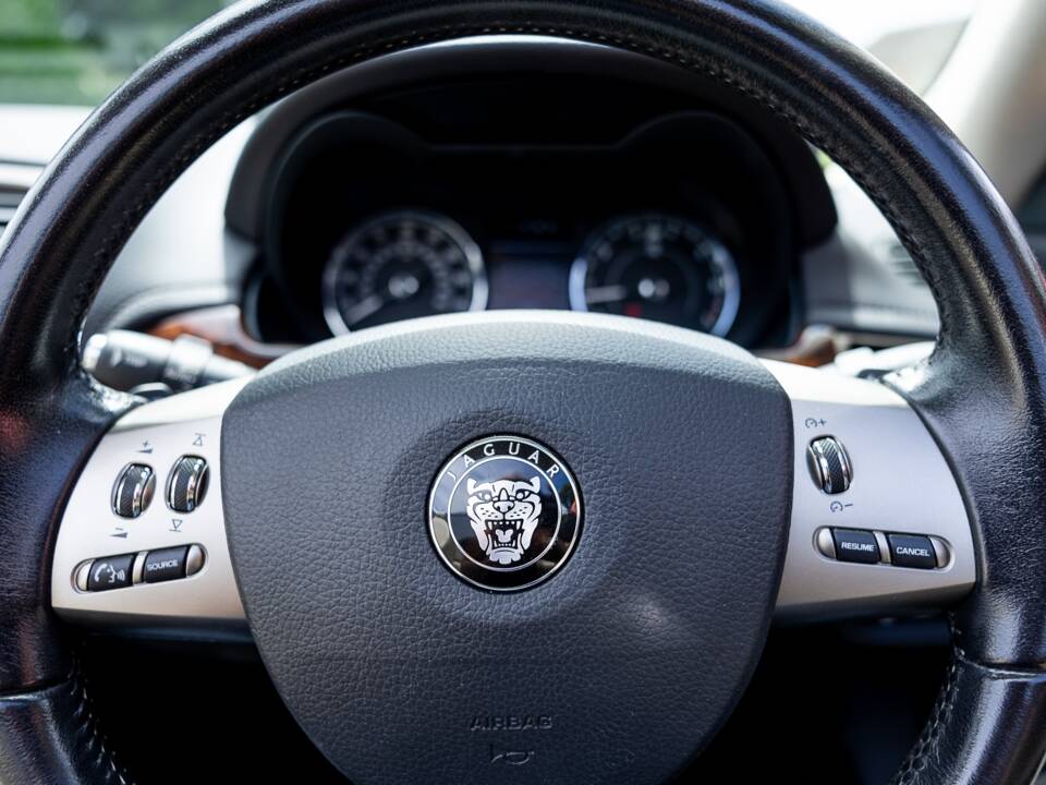 Image 32/50 of Jaguar XKR (2007)