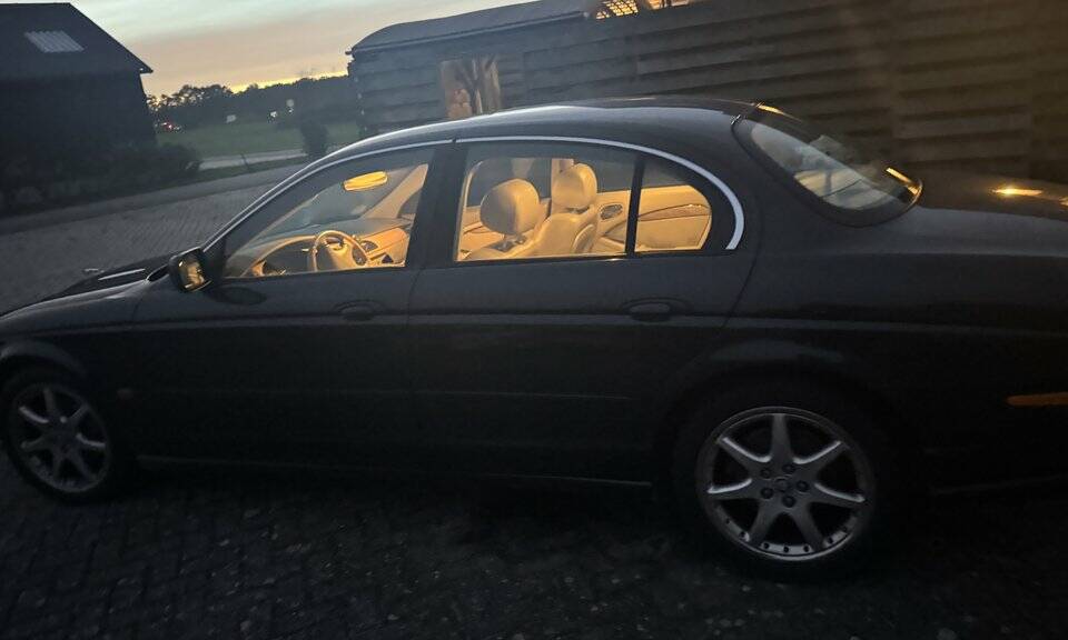 Image 5/8 de Jaguar S-Type 4.0 V8 (2000)