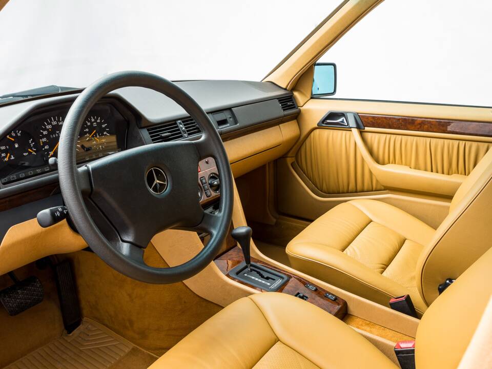 Image 3/7 of Mercedes-Benz 300 D Turbo (1991)
