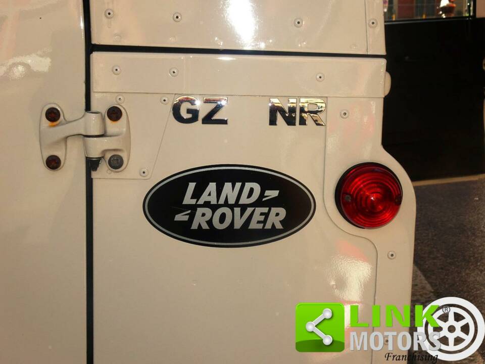 Image 9/10 of Land Rover 110 (1986)