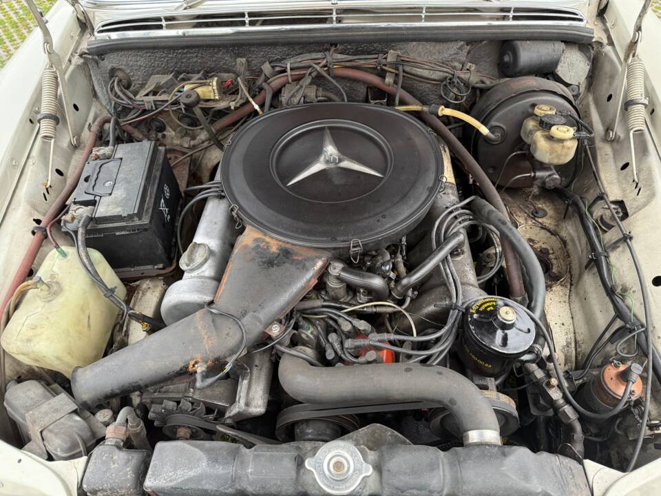 Image 29/44 of Mercedes-Benz 280 SEL 3,5 (1971)