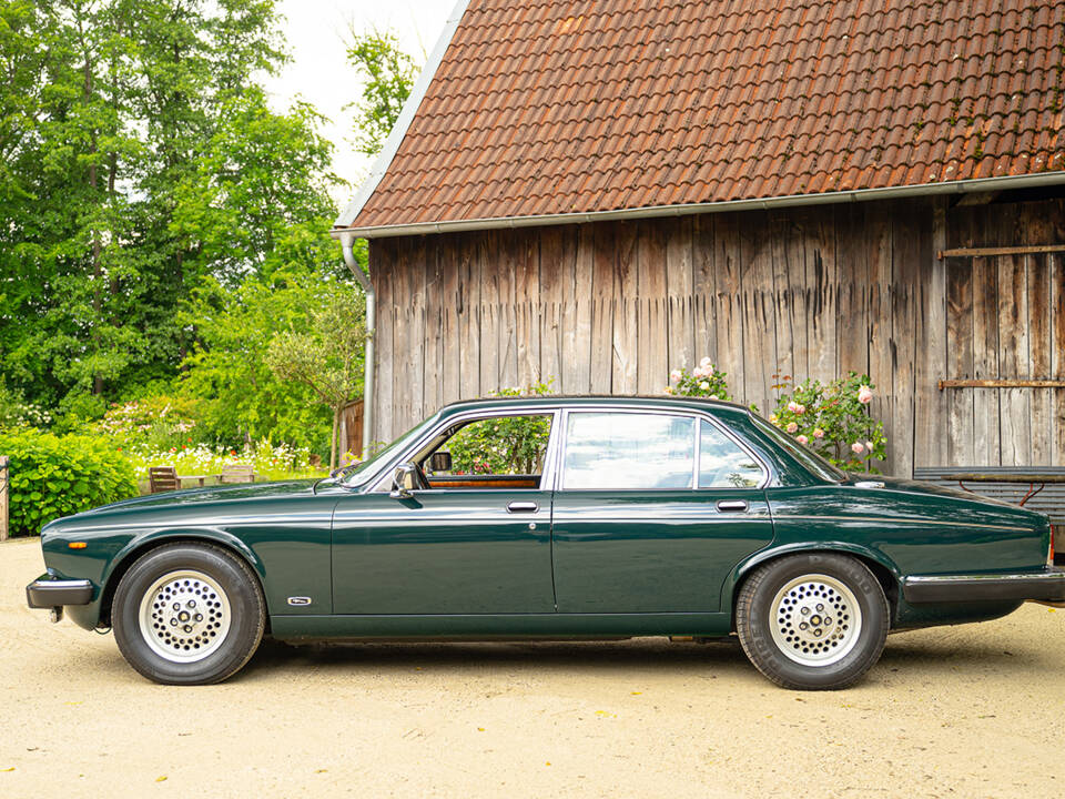 Image 9/100 of Jaguar XJ 12 (1991)