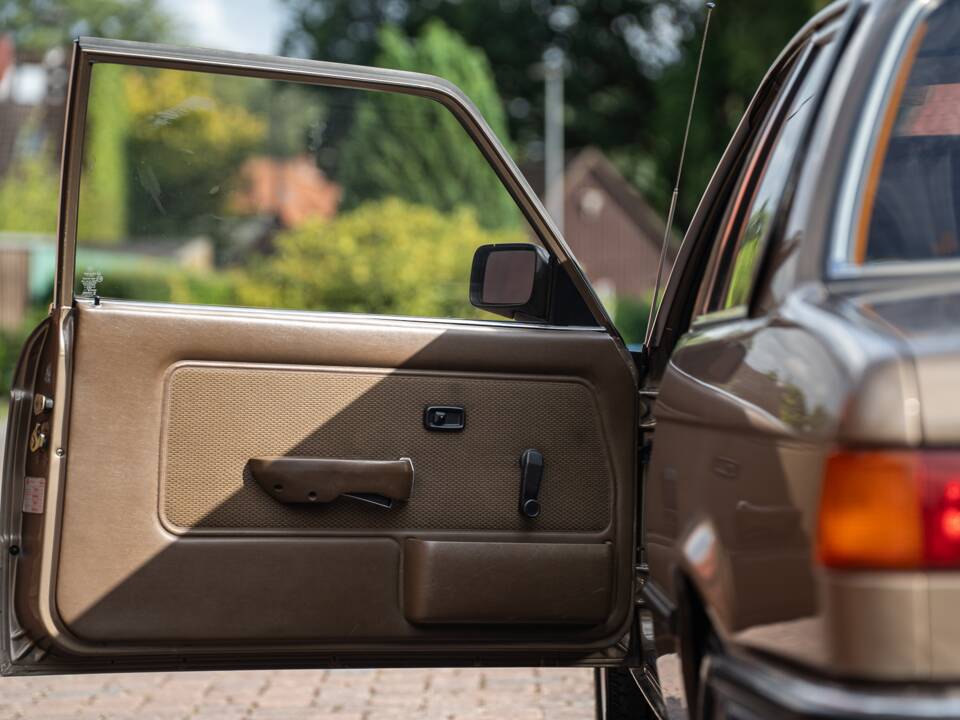 Image 22/76 of BMW 323i (1982)