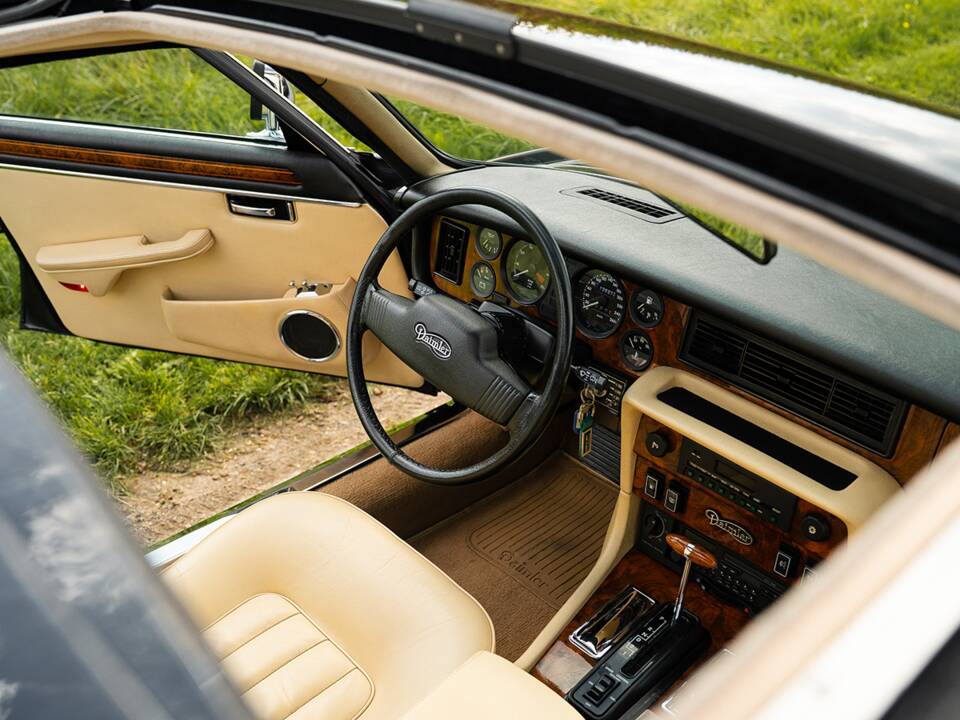 Image 24/37 of Daimler Double Six (1992)