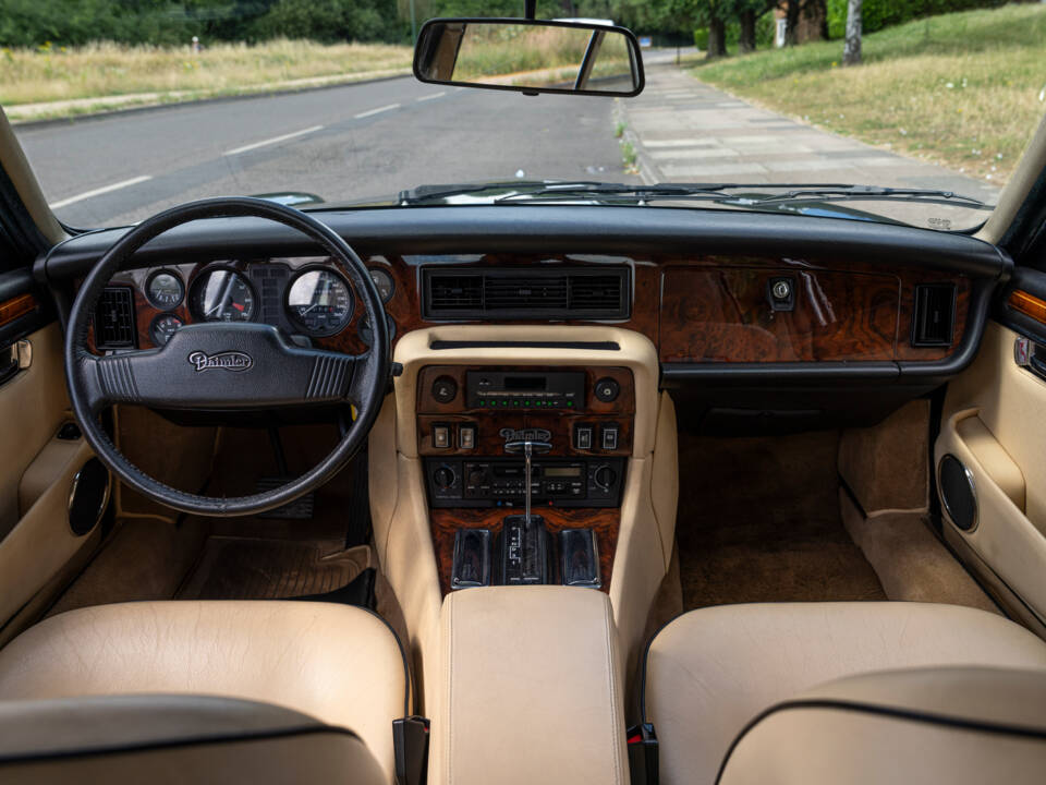 Image 15/23 of Daimler Double Six (1992)