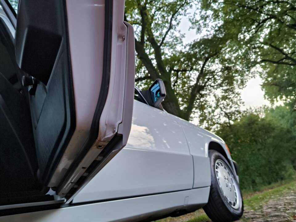 Image 40/78 de Mercedes-Benz 190 E 1.8 (1992)