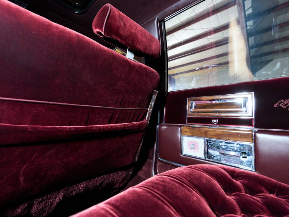 Image 32/58 of Cadillac Brougham Elegance (1988)