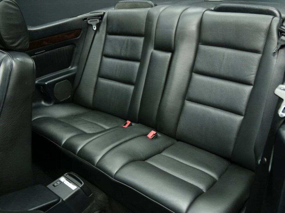 Immagine 19/30 di Mercedes-Benz E 320 (1997)