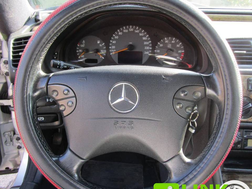 Image 9/10 of Mercedes-Benz CLK 200 (2000)