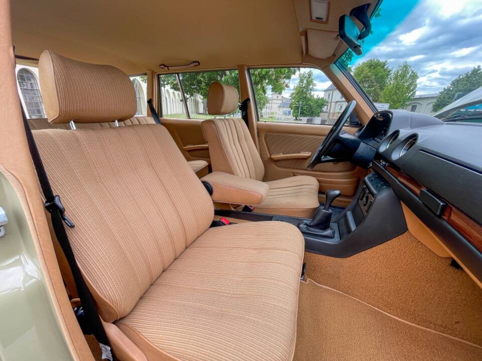 Image 24/34 of Mercedes-Benz 200 T (1983)
