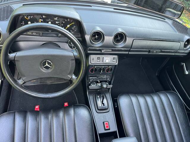 Image 18/23 of Mercedes-Benz 230 E (1981)