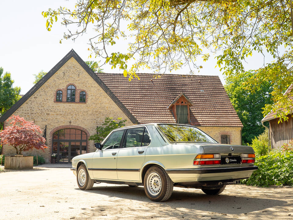 Image 3/63 of BMW 528i (1984)
