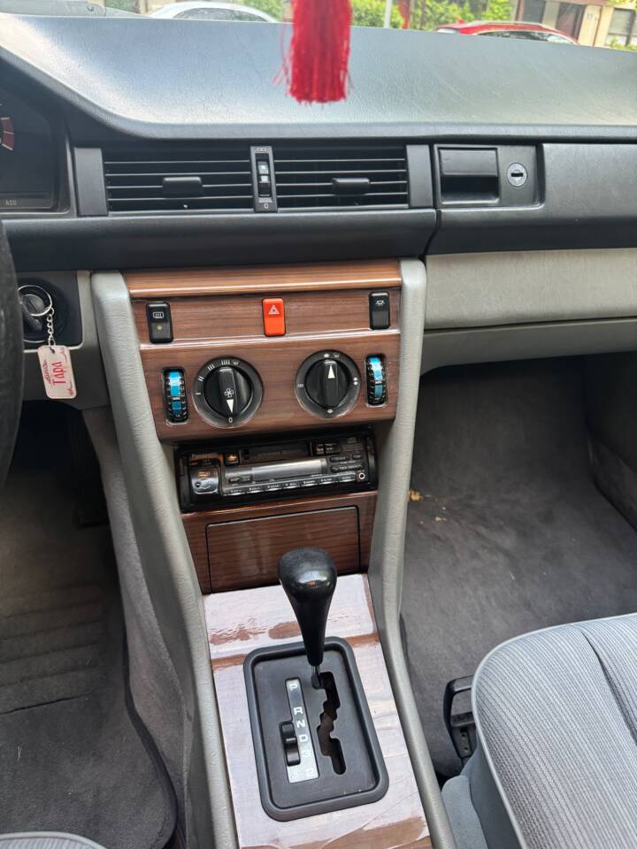 Image 17/32 of Mercedes-Benz 230 E (1987)