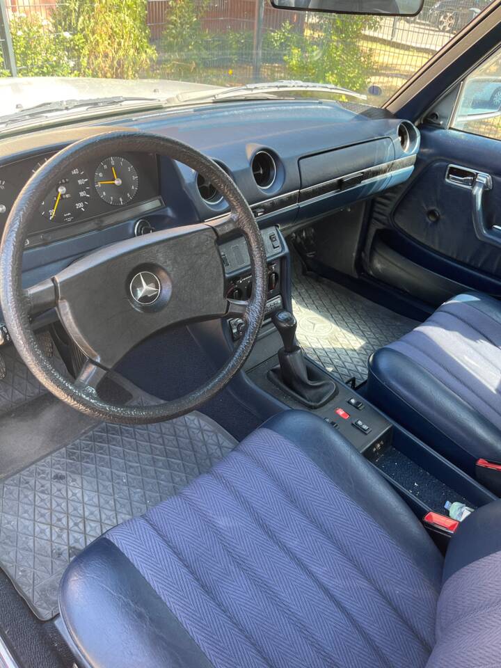 Immagine 4/9 di Mercedes-Benz 200 (1982)