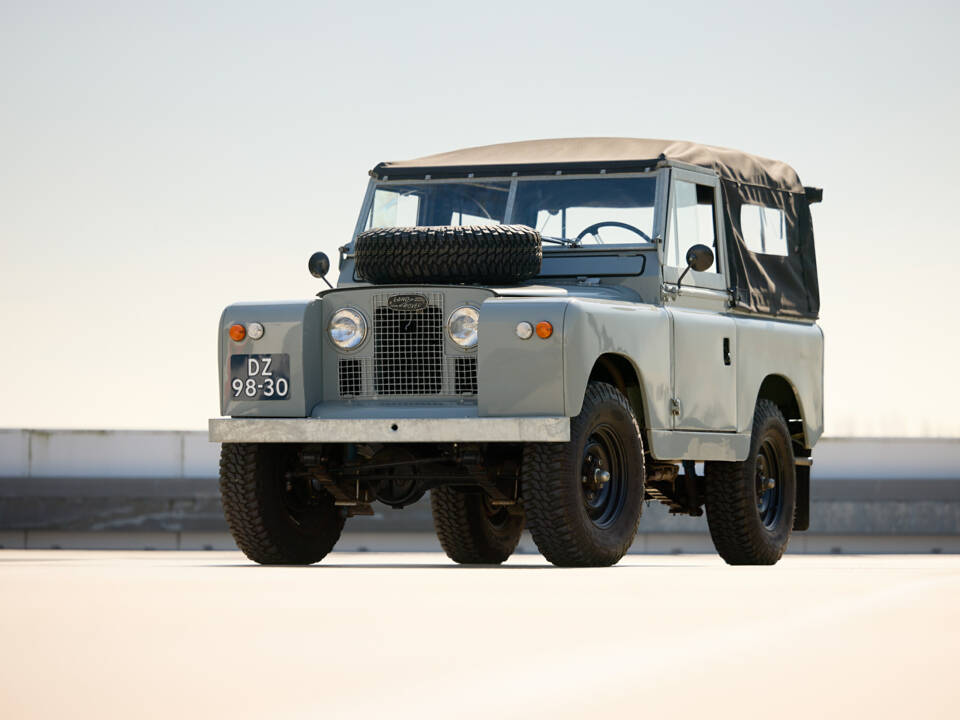 Image 3/67 of Land Rover 88 (1963)