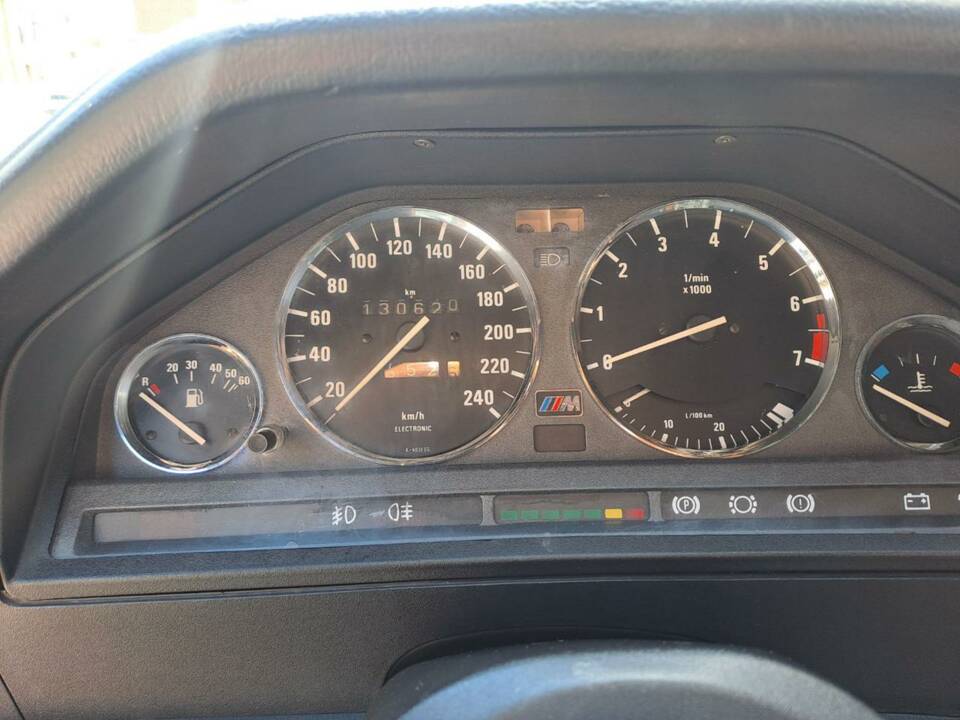 Immagine 37/50 di BMW 320i (1989)