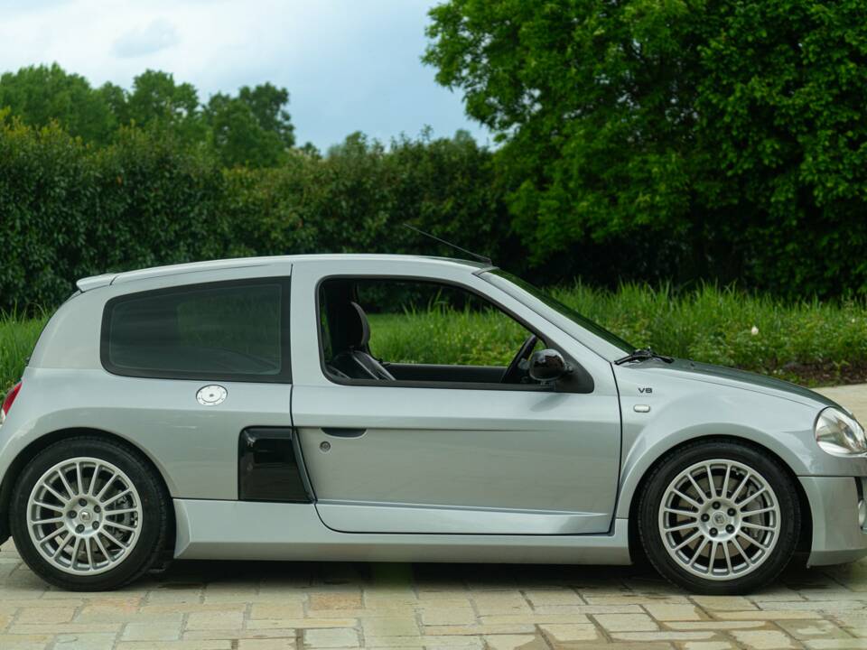 Immagine 4/50 di Renault Clio II V6 (2002)