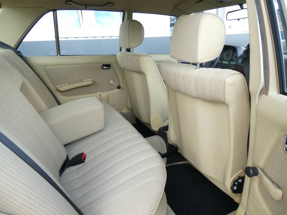 Image 11/19 of Mercedes-Benz 200 (1983)