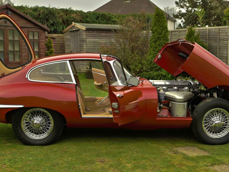 Image 13/50 de Jaguar E-Type (1968)
