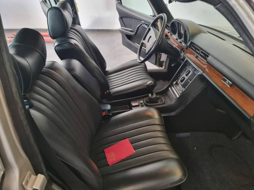 Image 5/5 of Mercedes-Benz 350 SE (1975)