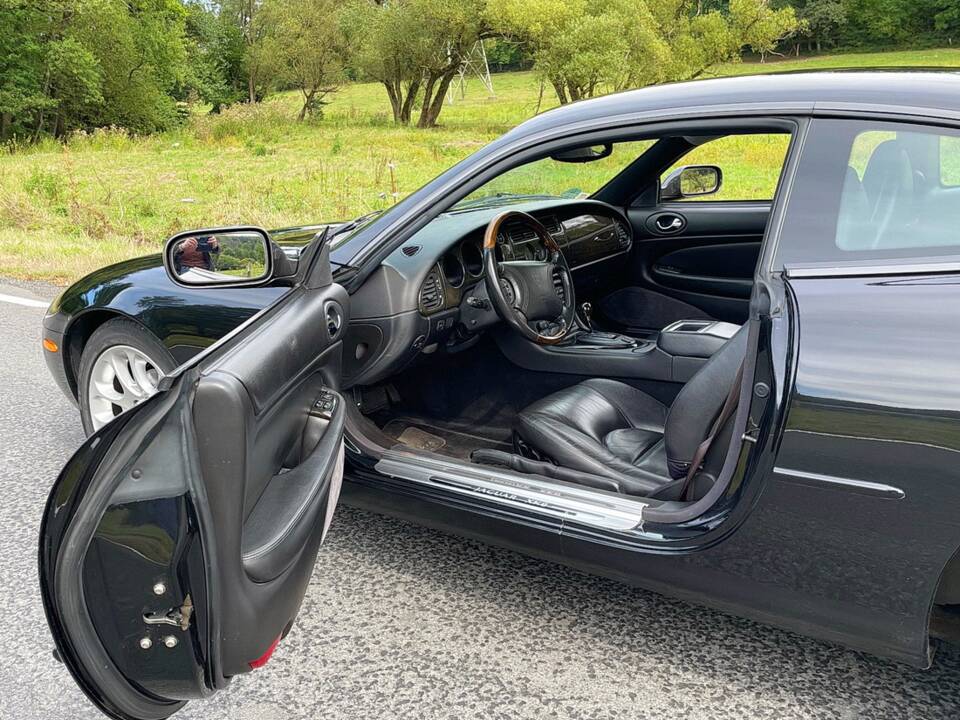 Image 7/14 of Jaguar XK8 4.0 (1999)