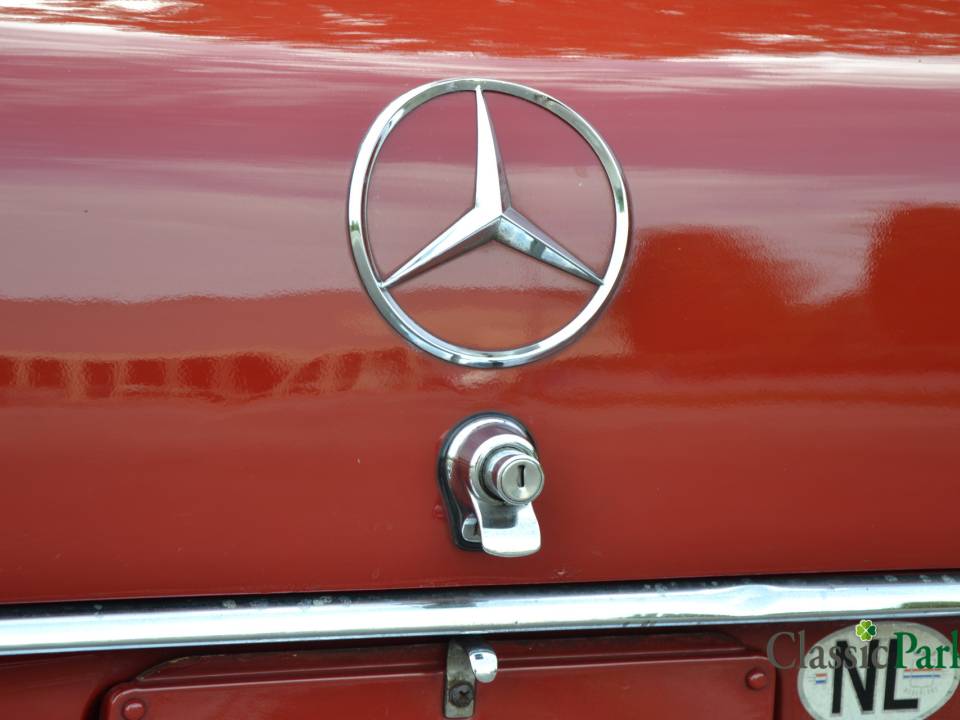 Image 45/47 de Mercedes-Benz 220 SE b (1962)