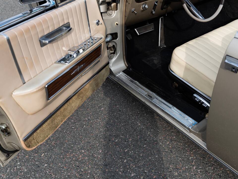 Bild 29/100 von Lincoln Continental Convertible (1965)