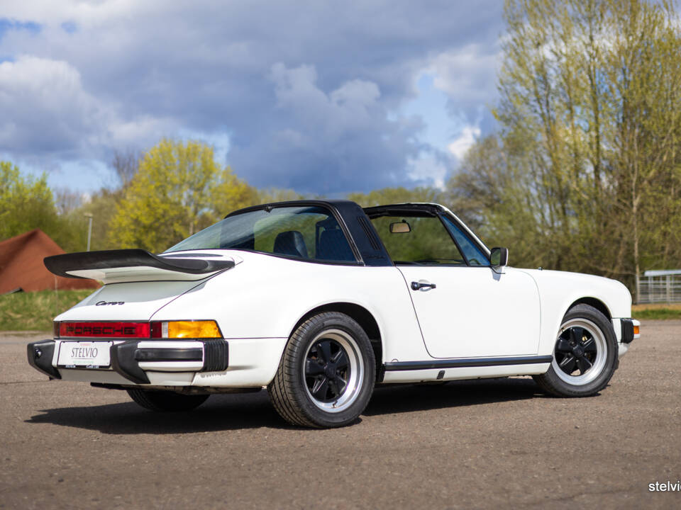 Image 15/45 of Porsche 911 Carrera 3.2 (1984)