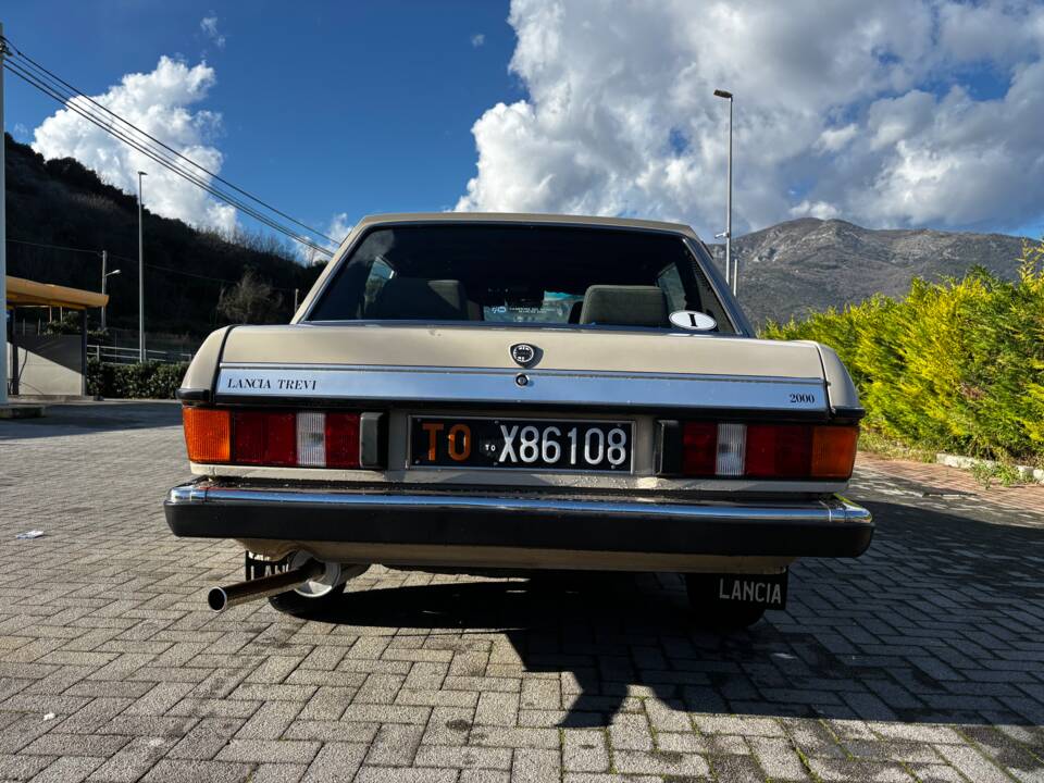 Image 4/16 de Lancia Trevi 2000 I.E. (1982)