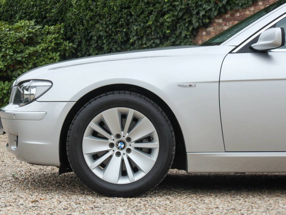 Immagine 32/50 di BMW 750i (2007)