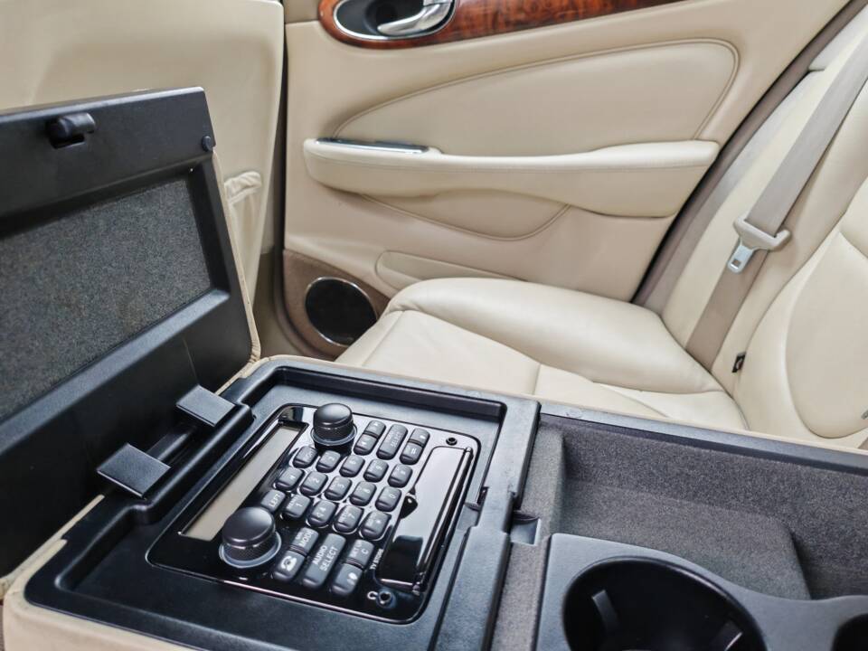 Bild 40/50 von Jaguar XJ 8 3.5 (2003)