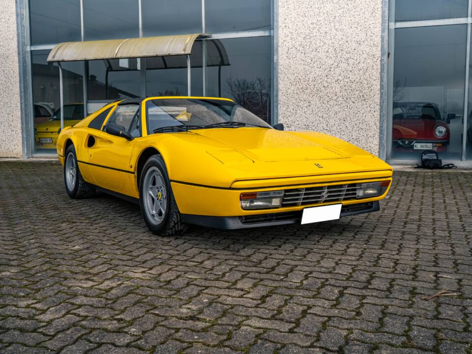 Image 2/5 de Ferrari 328 GTS (1988)