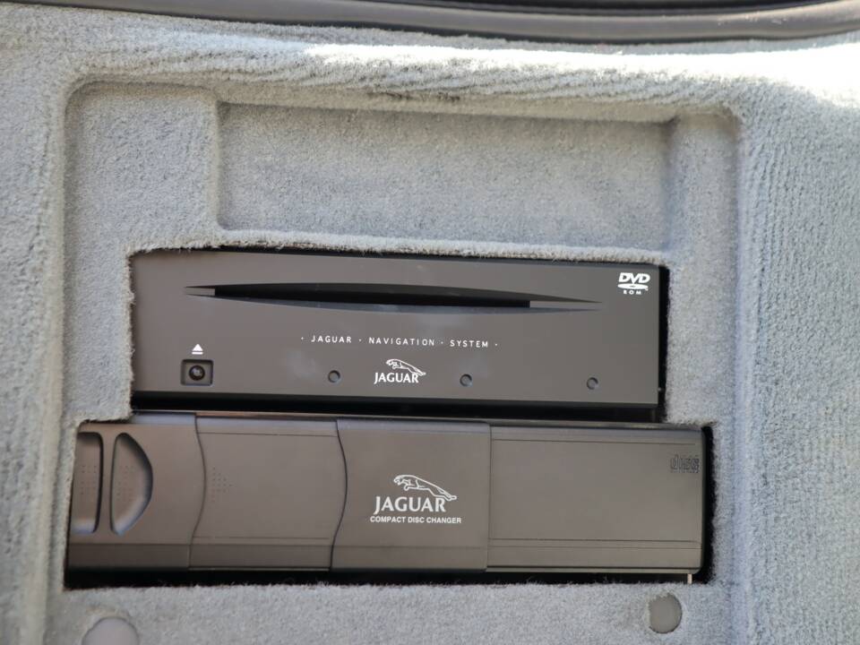 Image 29/50 of Jaguar XJ 8 4.2 (2004)