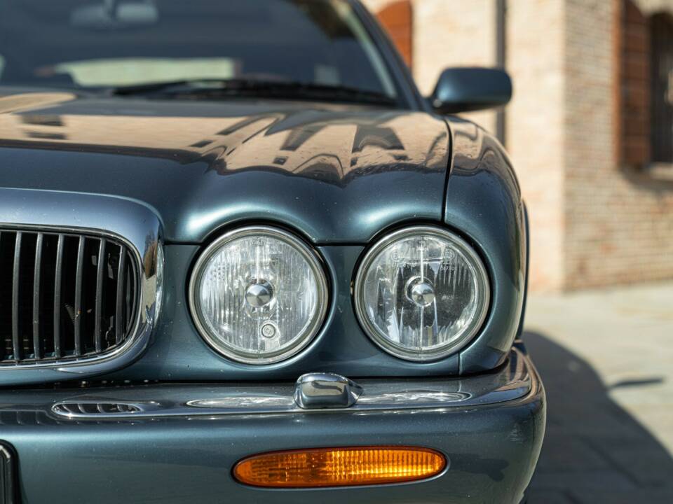 Bild 15/50 von Jaguar XJ 8 Executive (1997)