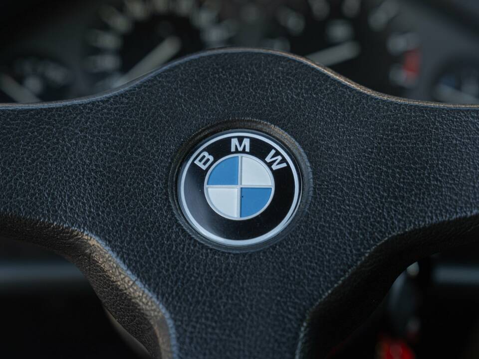 Image 49/50 of BMW 320i (1989)