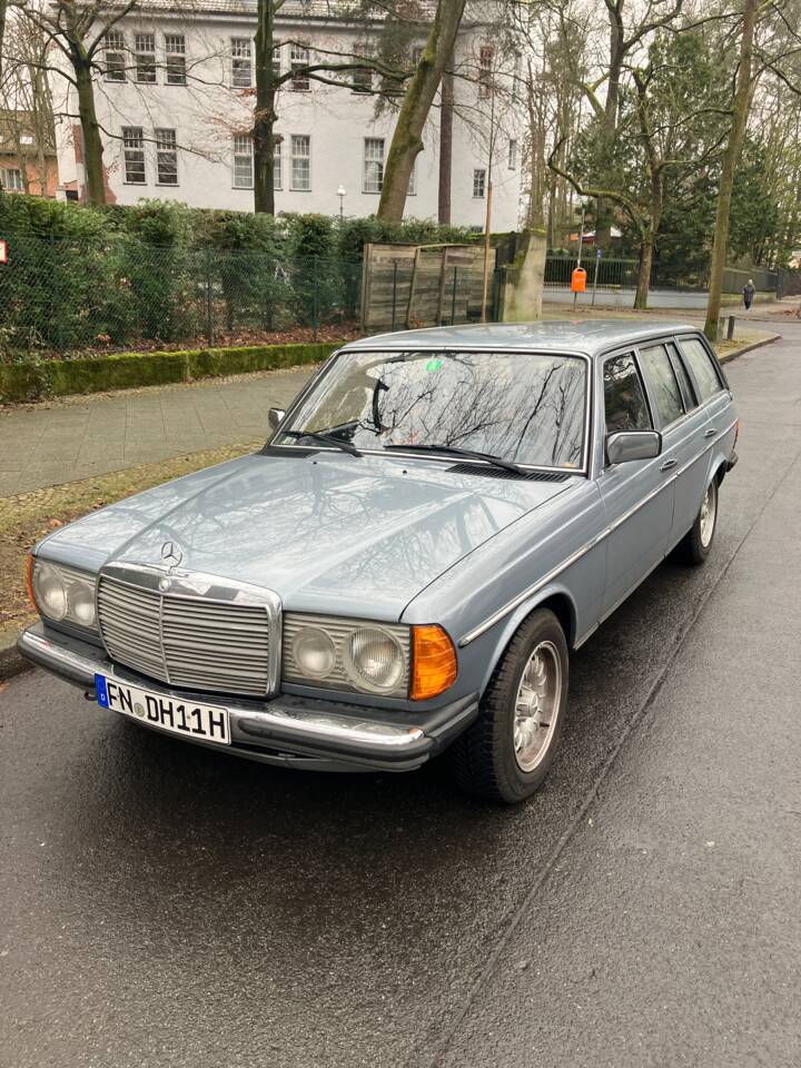 Image 4/13 de Mercedes-Benz 230 T (1980)